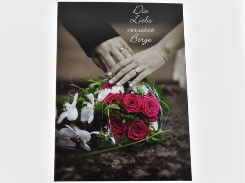 Hochzeitskarte - Zwei Hände und Blumenstrauß