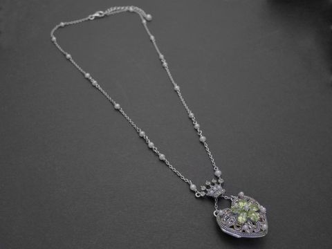 Königliches Herz Medaillon in Peridot, romantisch und elegant, inklusive Kette, hergestellt von Juwelier Harnisch, perfekt als Geschenk für besondere Anlässe.