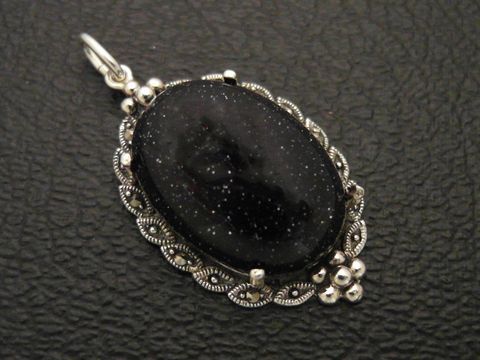 Cabochon synt. Goldstein - schwarz - Silber Medaillon Anhänger