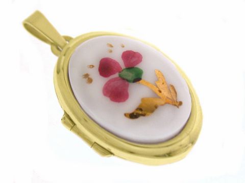 Medaillon mit Cabochon in Gold 585, verziert mit einer filigranen Blume und Schmetterling, hergestellt von Juwelier Harnisch, elegantes Schmuckstück für Liebhaber von Antiquitäten.