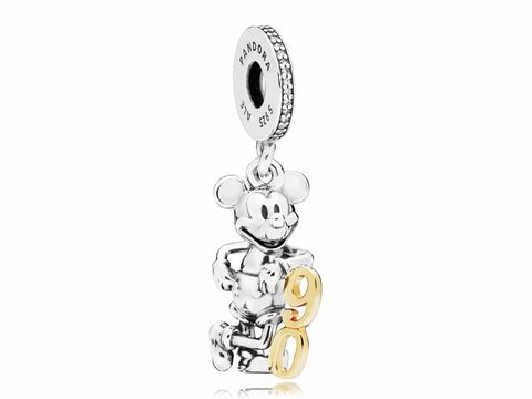 Mickey Mouse Charm von Pandora zum 90. Jubiläum aus Silber mit GOLD und Zirkonia, Mickey holdet die Zahl 90 in Gold, das Design ist detailliert und feierlich.