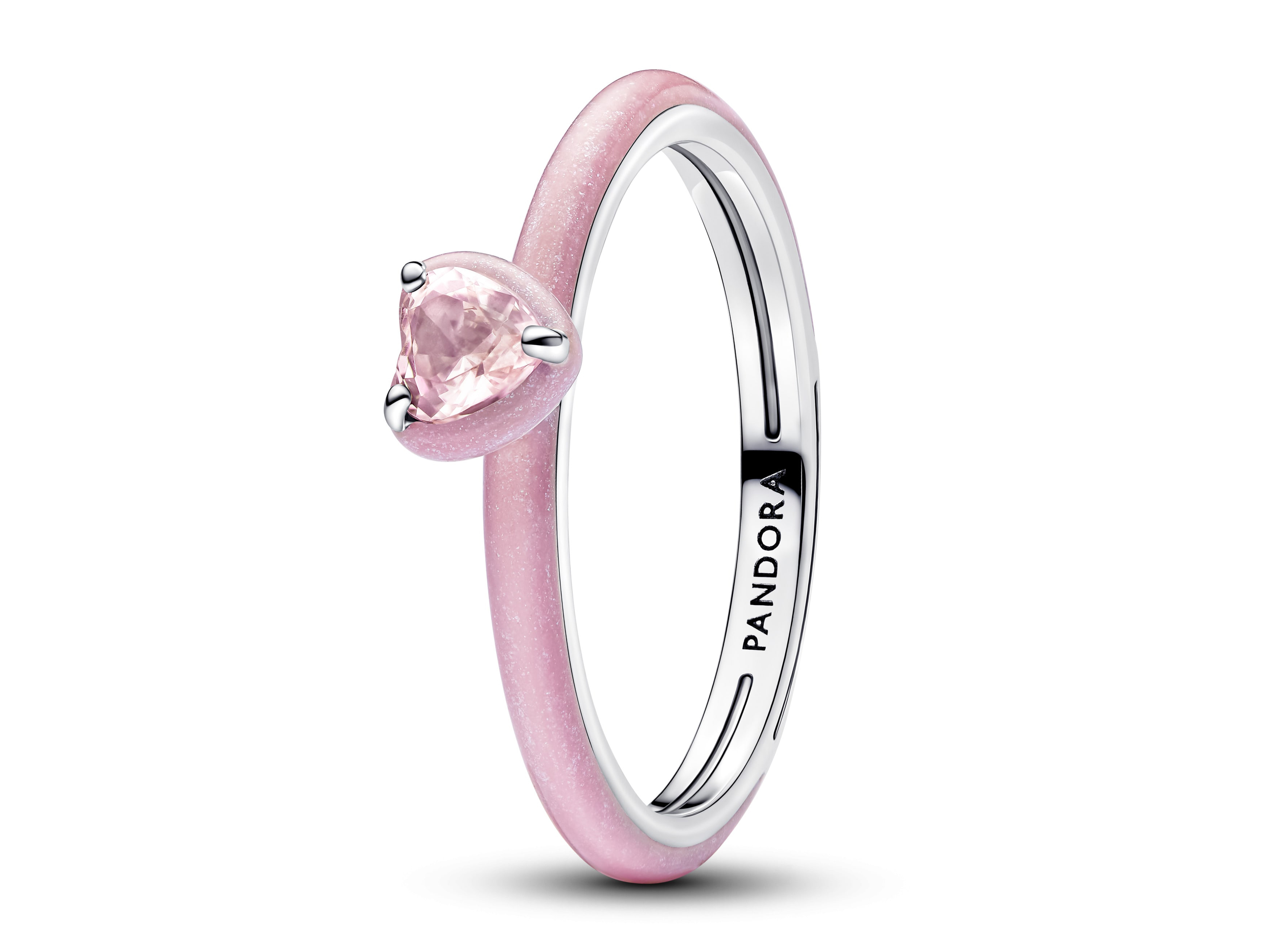 Silberner Ring von Pandora mit einem herzförmigen rosa Kristall und pinkem Emaille verziert, Größe 44, elegant und verspielt. Ideal für besondere Anlässe oder als Geschenk.