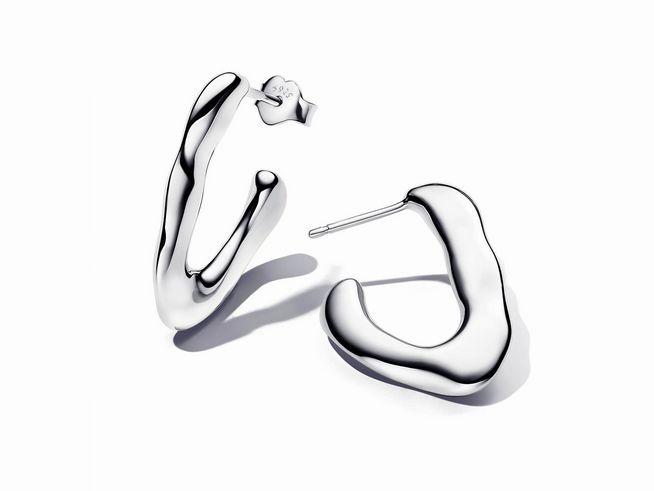 Organisch geformte offene Ohrringe in V-Form aus Sterling Silber von Pandora, die in einem modernen Design geschwungen sind und Eleganz ausstrahlen. Ideal für jeden Anlass.