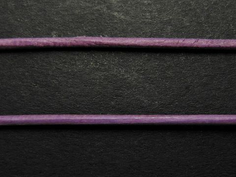 Zwei gerollte Lederbänder in lavendel, aus Ziegenleder, jeweils ca. 100 cm lang und 1,2 mm dick, hergestellt von Juwelier Harnisch, ideal für Schmuckarbeiten.