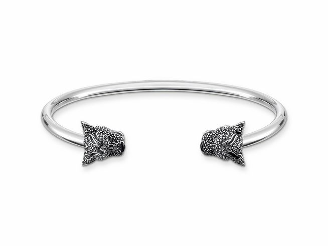 Schmaler Armreif aus Sterling Silber mit geschwungenen Pantherkopfen an den Enden, elegant und zeitlos im Design, perfekt für stilvolle Ergänzungen im Schmuckkästchen.