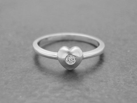 Niedlicher Ring aus Sterling Silber mit Herzdesign und Zirkonia-Besatz, Größe 64, Hersteller Juwelier Harnisch, ideal für Liebhaber von romantischen Schmuckstücken.