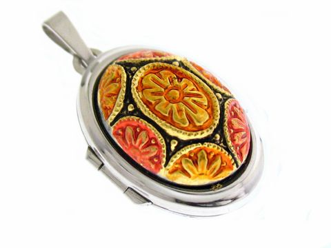 Indisches Medaillon mit Cabochon aus Sterling Silber rhodiniert, verziert mit bunten floralen Motiven in warmen Farbtönen, elegant und einzigartig gestaltet.