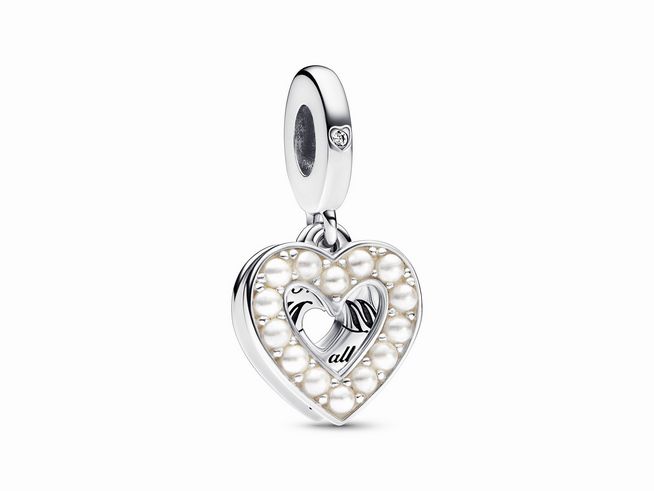 Perlmuttweißer Herz Doppelter Charm-Anhänger von Pandora aus Sterling Silber, verziert mit künstlichen Perlen und einem inneren Herzmotiv, eleganter und romantischer Schmuckanhänger.