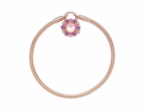 PANDORA Rose Armband mit Vorhängeschloss, verziert mit lila Kristallen und einer glänzenden Perle, aus hochwertigem Rose-Material, ideale Ergänzung für stilvolle Outfits.