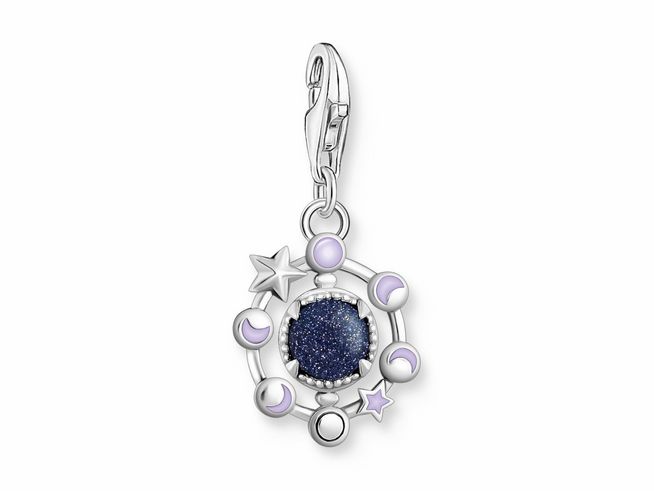 Charm-Anhänger von Thomas Sabo in Silber mit dunkelblauem Kaltemail. Design zeigt Mondphasen und Sterne, schimmerndes Zentrum, ideal für individuelle Schmuckstücke.