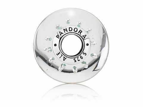 Mintfarbenes Glitzerglas Charm von Pandora mit silberner Umrandung und eingearbeitetem Logo, perfekt für individualisierte Schmuckstücke und Armbänder, stilvoll und elegant.