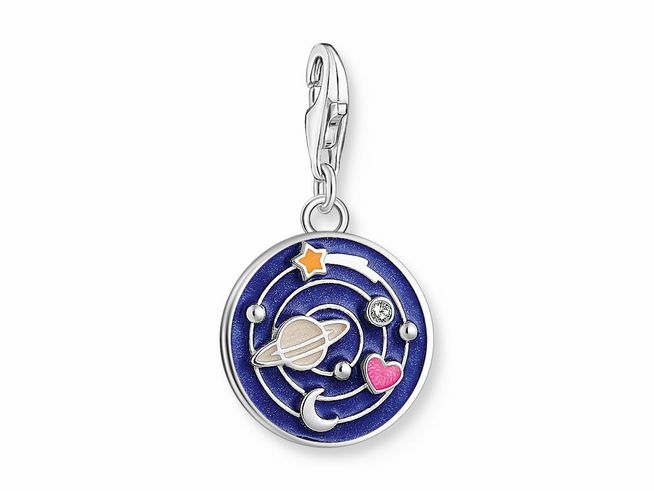 Charm-Anhänger von Thomas Sabo in Form einer Galaxie, aus silbernem geschwärztem Material, mit buntem Emaille und Zirkonia, zeigt Planeten, Sterne und Herzen auf blauem Hintergrund.