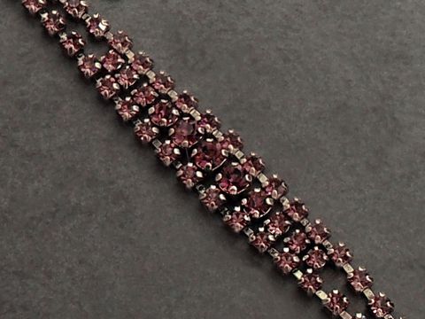 Strass Armband in Fuchsia mit goldfarbenen Akzenten, 19,5 cm lang, elegant und funkelnd, hergestellt von Juwelier Harnisch, ideal für besondere Anlässe oder als modisches Accessoire.