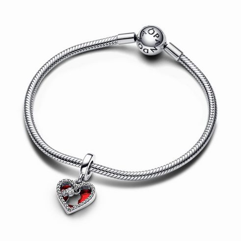 Silbernes Armband mit einem doppelten Charm-Anhänger in Form eines roten Herzens mit einem Schlüsselloch, besetzt mit roten Zirkonia, ideal für den Valentinstag.