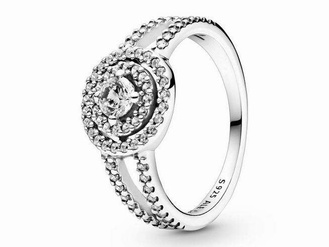 Funkelnder Doppelhalo-Ring von Pandora aus Silber mit Zirkonia in Größe 56. Der Ring hat eine zentrale Steinfassung umgeben von kleineren Zirkonia und einem eleganten Design.