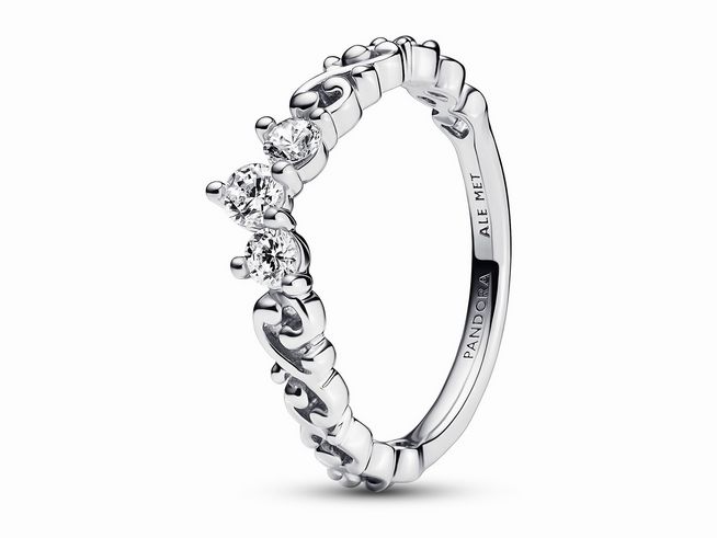 Der Ring von Pandora ist aus Sterling Silber gefertigt und mit klaren Zirkonia besetzt. Er hat ein elegantes Design mit geschwungenen Elementen und ist in Größe 60 erhältlich.