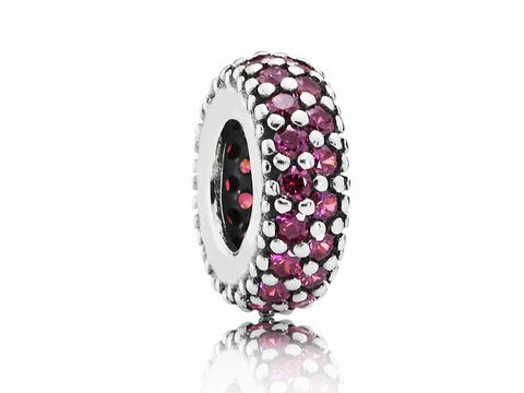 Roter Pavé-Inspiration Charm von Pandora aus Silber, besetzt mit roten Zirkonia, glänzend und elegant. Ideal für individuelle Armbänder und Sammlungen.