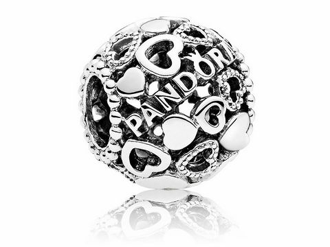 Pandora Herzen Charm aus Silber mit eingraviertem Schriftzug Pandora und verschiedenen Herzen im filigranen Design. Ideal für Armbänder und Schmuckliebhaber.