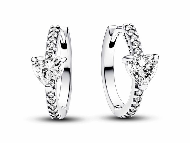 Funkelnde Herz Creolen von Pandora in Sterling Silber mit klaren Zirkonia, filigranes Design, perfekt für elegante Anlässe und als Schmuckstück für besondere Frauen.