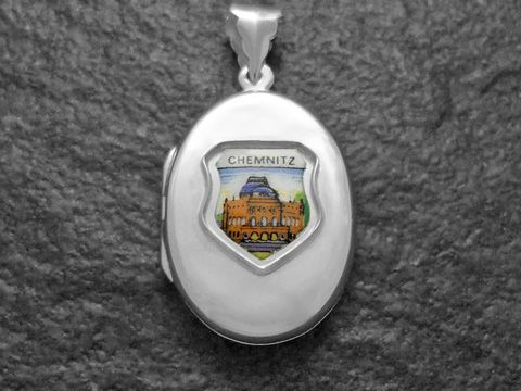 Silber Medaillon mit dem Wappen von Chemnitz, Deutschland, und dem Opernhaus, Hersteller: Juwelier Harnisch, Sachsen. Das Medaillon zeigt eine detailreiche Darstellung des Wappens.