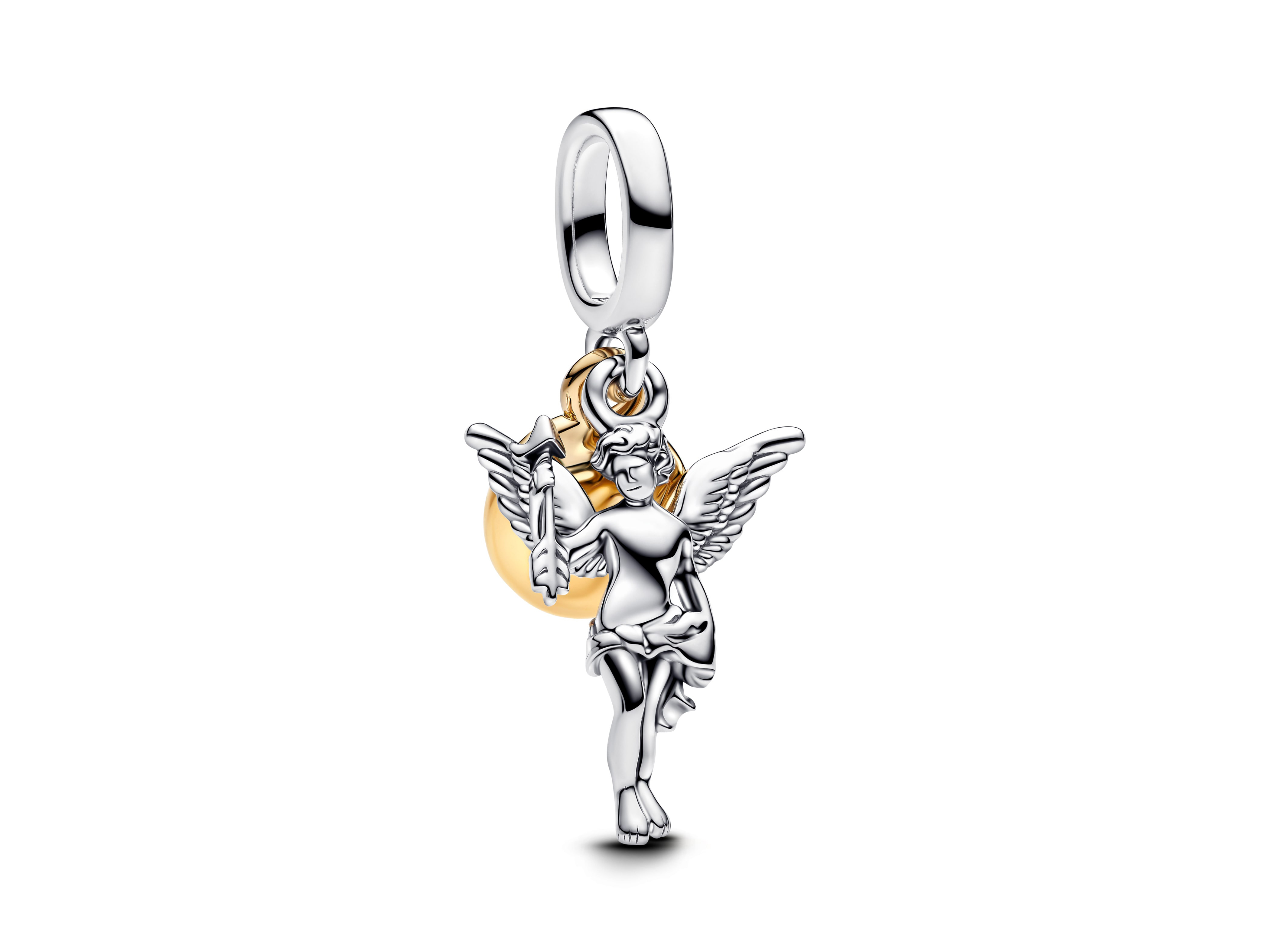 Cupido Engel der Liebe aus Silber und Gelbgold Vergoldung von Pandora, detailreich gestaltet, mit ausgestreckten Flügeln und einem Pfeil in der Hand, perfekt als Schmuckanhänger.