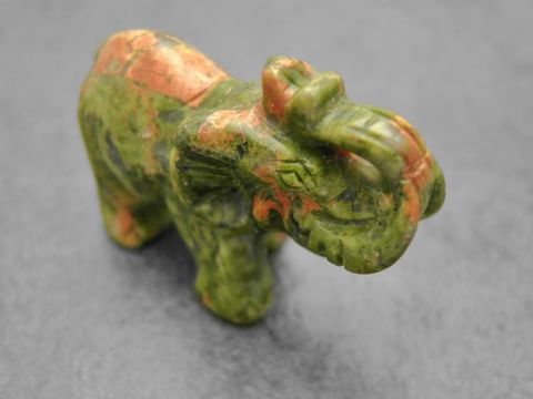 Elefant - plastisch - Achat - grün-braun stehend - Steinfigur - Glücksbringer