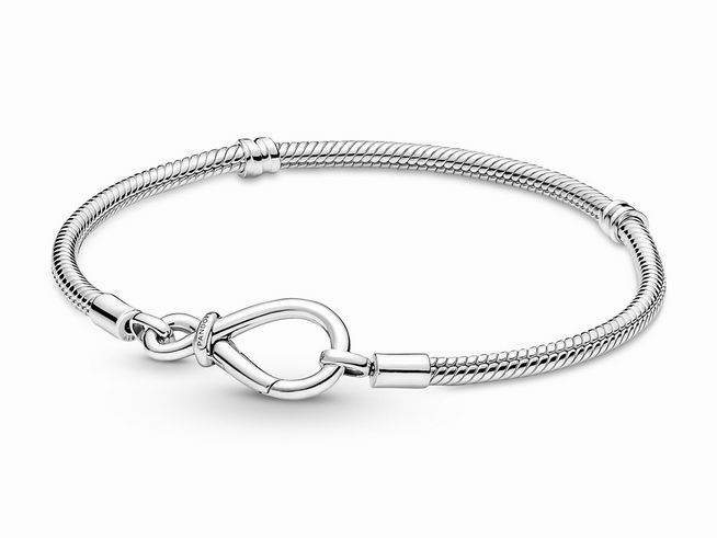 Pandora Unendlichkeitsknoten Schlangen-Gliederarmband aus Sterling Silber in 23 cm mit einem eleganten Verschluss und feinem geflochtenem Design für ein stilvolles Accessoire.