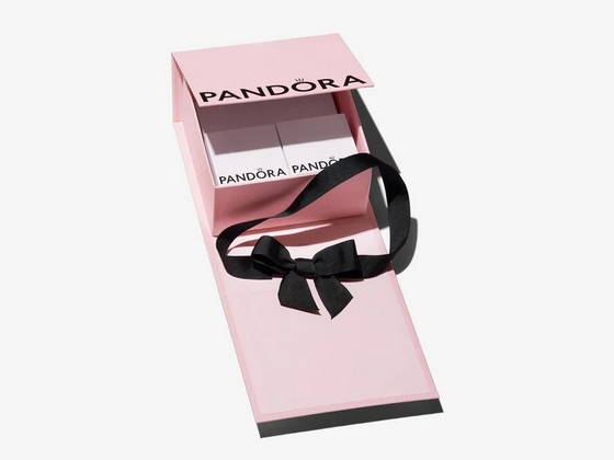 Pandora Premium Geschenkbox in Rosa Pink mit schwarzer Schleife, 12 cm, geöffnet und zeigt die markanten weißen Pandora Schmuckverpackungen im Inneren. Neuheiten und stilvolle Präsentation.