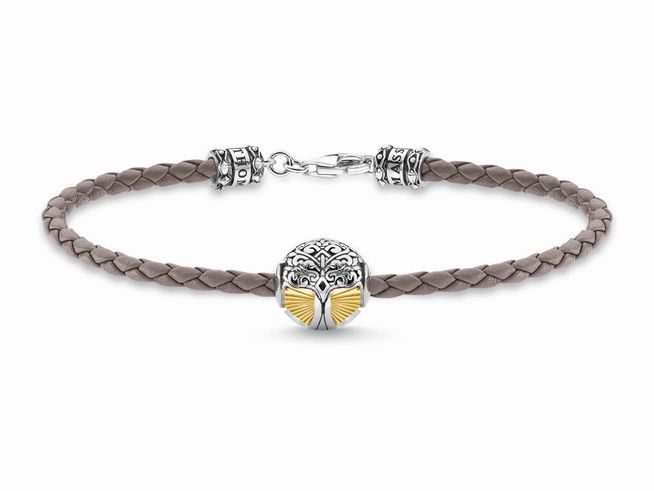 Ein geflochtenes graues Lederarmband mit einem Lebensbaum-Anhänger aus Sterling Silber, vergoldet und geschwärzt, der stilvoll in der Mitte des Armbands platziert ist.