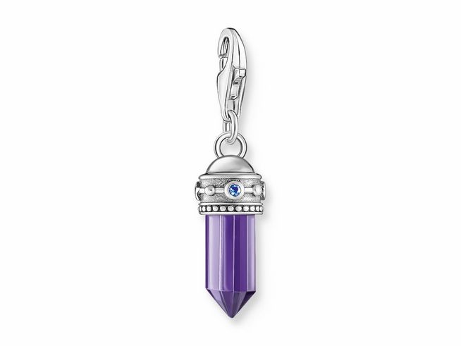 Charm-Anhänger im Hexagon-Design aus geschwärztem Silber mit einem violetten Glas-Keramik Stein und synthetischem Korund, perfekt für Schmuckliebhaber und stilvolle Akzente.