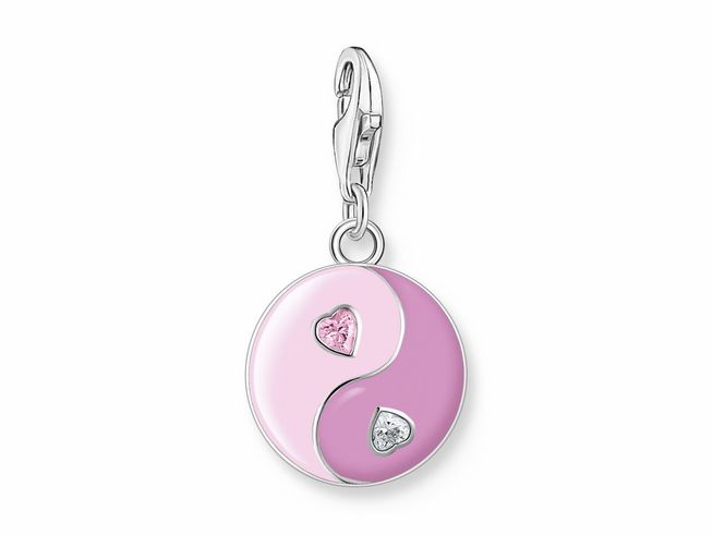 Charm-Anhänger von Thomas Sabo in Silber mit mehrfarbiger Emaille im Yin-Yang-Design, verziert mit zwei Herzen aus Zirkonia in pink und hellblau. Ideal für einen modischen Akzent.