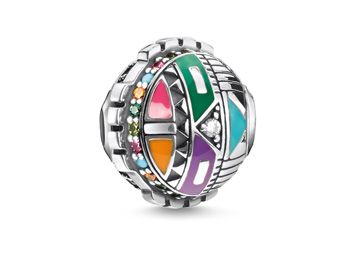 Bunt gestalteter Karma Bead von Thomas Sabo aus mehrfarbigem Stein und Silber, verziert mit verschiedenen geometrischen Mustern und farbigen Akzenten.